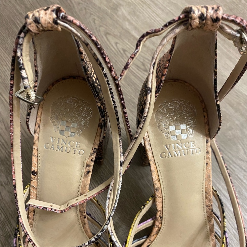Vince Camuto snakeskin heel size 8.5 - Picture 5 of 9